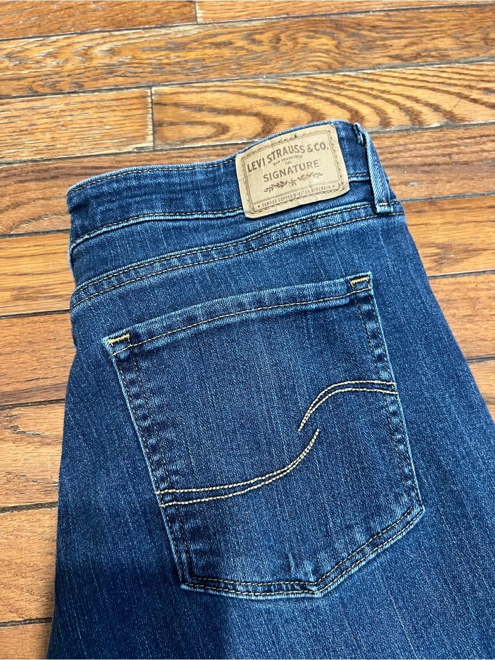 Levi’s signature mid rise Size 12 Straight Jeans blue women